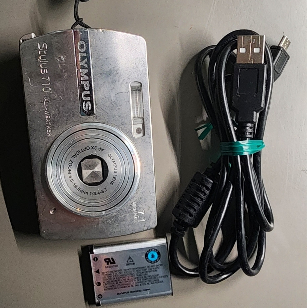 Olympus Stylus 710 Digital Camera with Battery And Charger